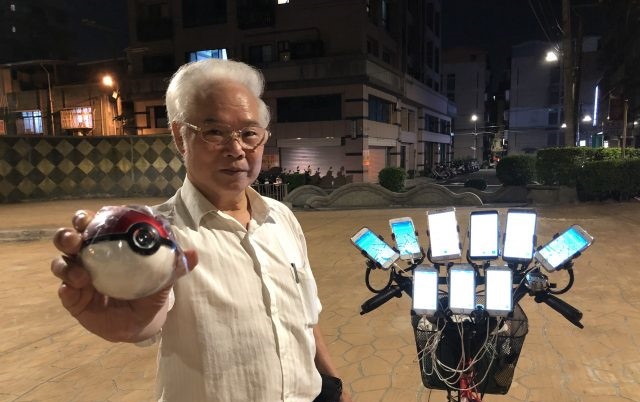 This 70-year-old Grandpa Is A Professional Pokémon Go Playing Machine