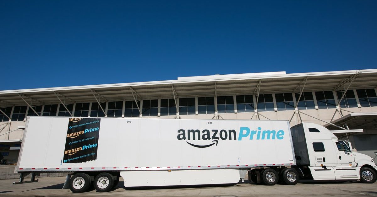 Amazon Spotted Using An Autonomous Truck To Load Cargo
