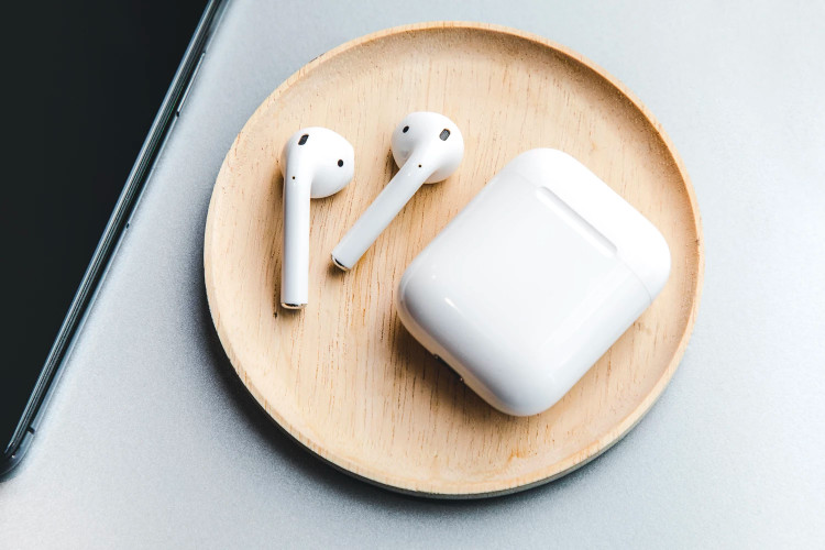Apple AirPods 2: Better Battery Life, Wireless Charging Case and Siri Support