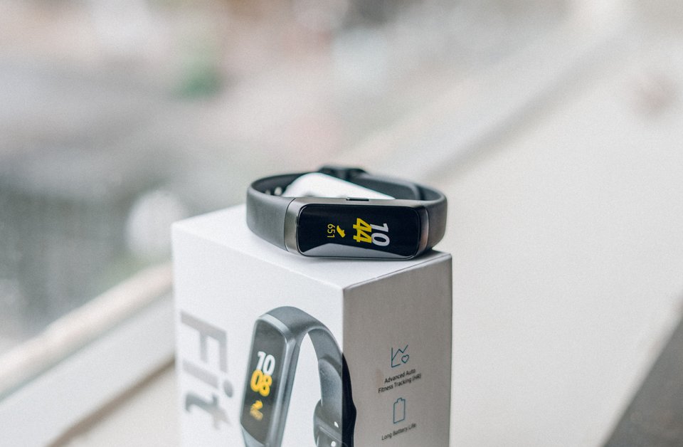 Samsung Galaxy Fit Unboxing: Sporty, Compact And Delicate
