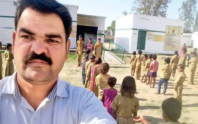 UP School Teachers Take Selfies For Their Attendance Check