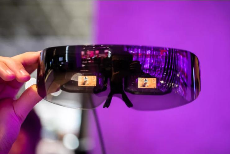 These VR Glasses Bring An Entire Cinema To Your Eyes