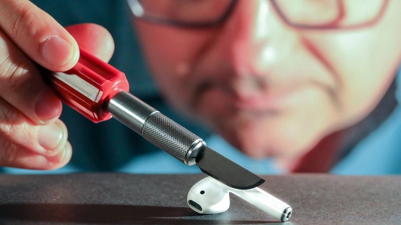 Apple AirPods Have A Terrible Design, Can't Be Fixed Once Broken