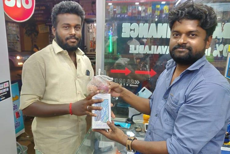 You Will Get 1 Kg Of Free Onions When Buying Smartphones At This Shop