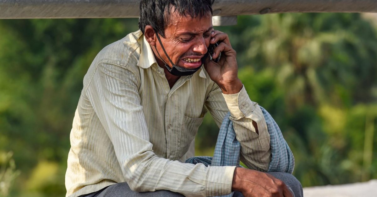 Photo Of Migrant Worker Unable To Get Home While His Son Was Sick To Death, Leaves The World In Deep Sadness
