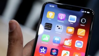 Does iPhone XS Selfie Camera Actually Smooth Your Face?