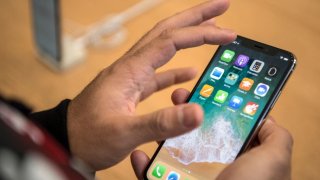 Apple Admit Issues In iPhone X and MacBook Pro And They Will Fix Them For Free