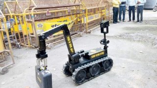 India Created A Bomb Defusing Robot That Can Work At Night And In Small Spaces