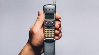 Use This 1996 Cell Phone For A Year And Win Rs 72 Lakh, Will You Take The Challenge?