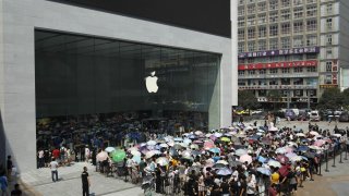 Many Chinese Companies Now Subsidize Employee To Buy Huawei Phones; Apple Boycott Grows