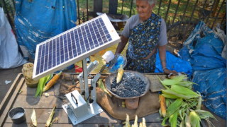 This 75-Year-Old Lady In Bengaluru Roast Corn With Solar Energy