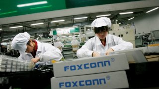 Chinese Workers Of Major Apple Supplier Are Lining Up To Quit