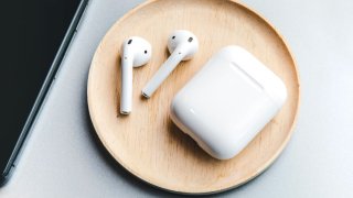 Apple AirPods 2: Better Battery Life, Wireless Charging Case and Siri Support