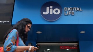 Jio Gains 9.3 Million New Subscriptions, Vodafone Loses 3.5 Million