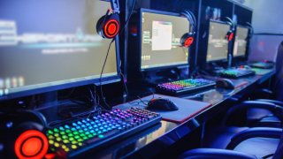 Man Spending 50Hrs At An Internet Cafe Was Actually Paralyzed By Stroke