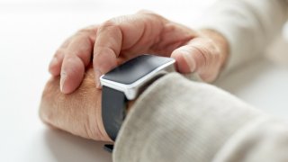 Smart Devices From Apple May Detect Alzheimer Sooner