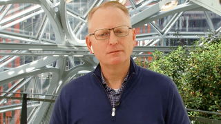 अमेज़ॅन एक्जीक्यूटिव ने नई इको बड्स को बढ़ावा देते हुए एयरपॉड्स पहने