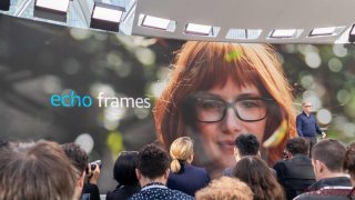 ऐमज़ॉन अपनी अंगूठी और चश्मा में सुपर छोटे माइक्रोफोन लगाना चाहता है