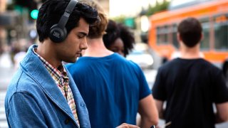 These AI Headphones Can Warn Wearers Of The Passing Traffic