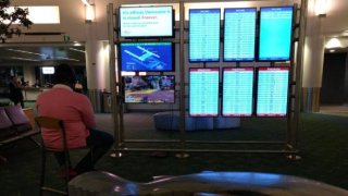 This Man Got Bored And Hijack An AirPort Monitor To Play Apex Legends