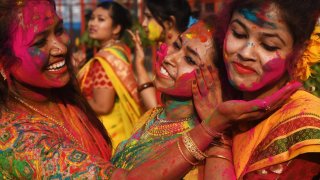 Despite The Uncontrollable Coronavirus Outbreak And Warning From PM Modi, Indians Celebrated Holi Festival