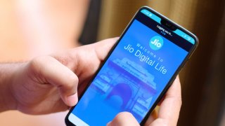 Recharge Other Jio Users And Earn Money With This New JioPOS Lite App