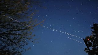 Skywatchers Freaked Out As They Thought SpaceX's Starlink Satellites Were UFOs