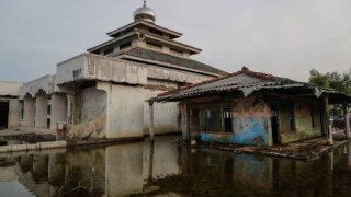 Local Authority Put Lockdown Violators In 'Abandoned & Haunted Houses'