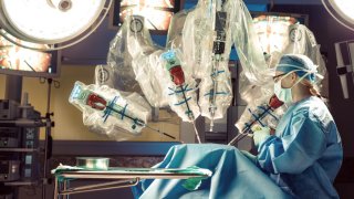 14 Surgeons And A Robot Carried Out 3 Stages Of A Surgery At The Same Time