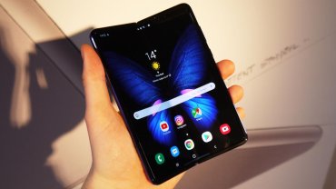 Samsung Galaxy Fold Spotted In Delhi Metro, Is This A Hint?