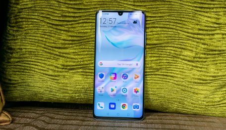 This GIF Shows How P30 Pro Can Take Decent Photos In A Complete Lack Of Light Room