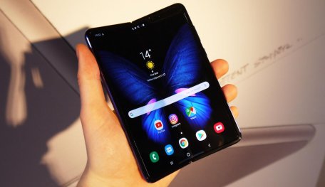 Samsung Galaxy Fold Spotted In Delhi Metro, Is This A Hint?