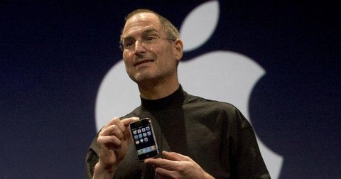 Steve Jobs With The Original Apple Iphone 15154422