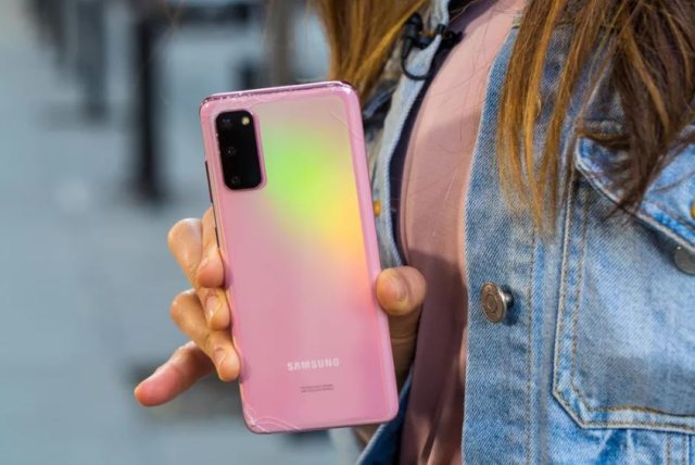 Galaxy S20 versus Galaxy S20 Ultra drop test