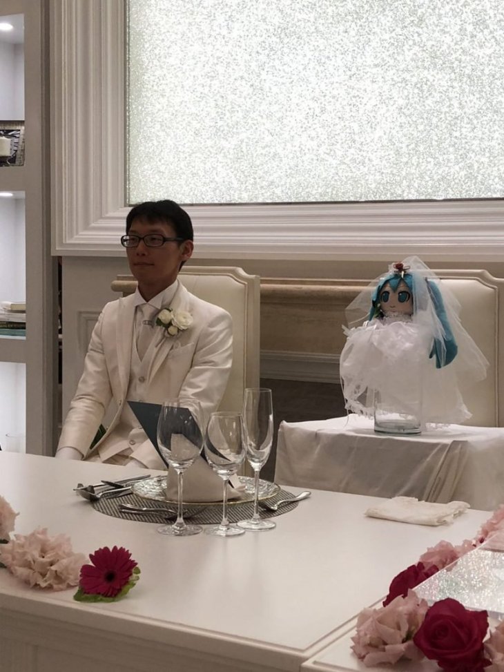 Káº¿t quáº£ hÃ¬nh áº£nh cho japanese man married a hologram