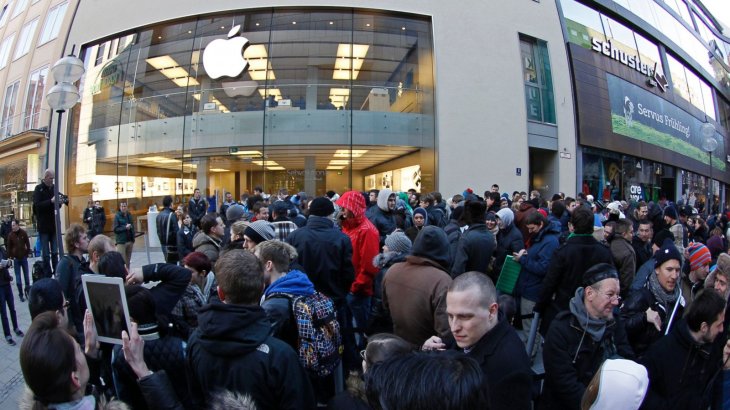 Rt Apple Store Crowd Ll 131022 16x9 1600