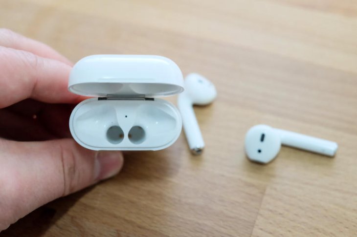 Apple AirPods Vs Samsung Galaxy Buds: Which Is The Winner? - MobyGeek.com