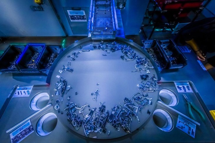 Kết quả hình ảnh cho How Apple's Daisy iPhone recycling robot works