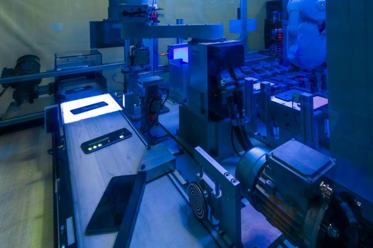 Kết quả hình ảnh cho How Apple's Daisy iPhone recycling robot works