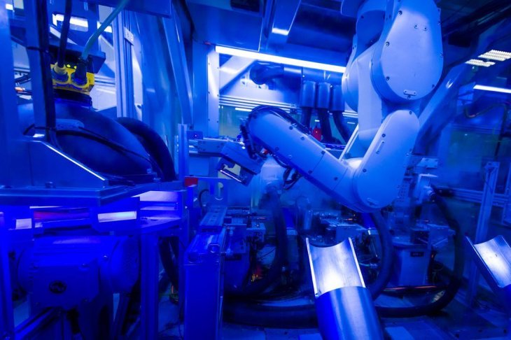 Kết quả hình ảnh cho How Apple's Daisy iPhone recycling robot works