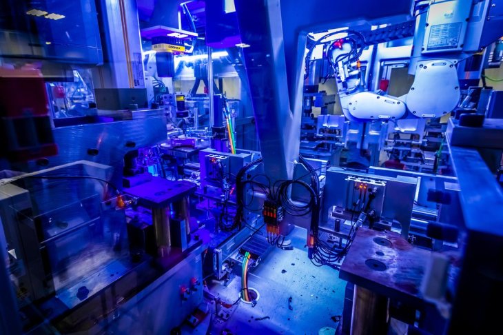 Kết quả hình ảnh cho How Apple's Daisy iPhone recycling robot works