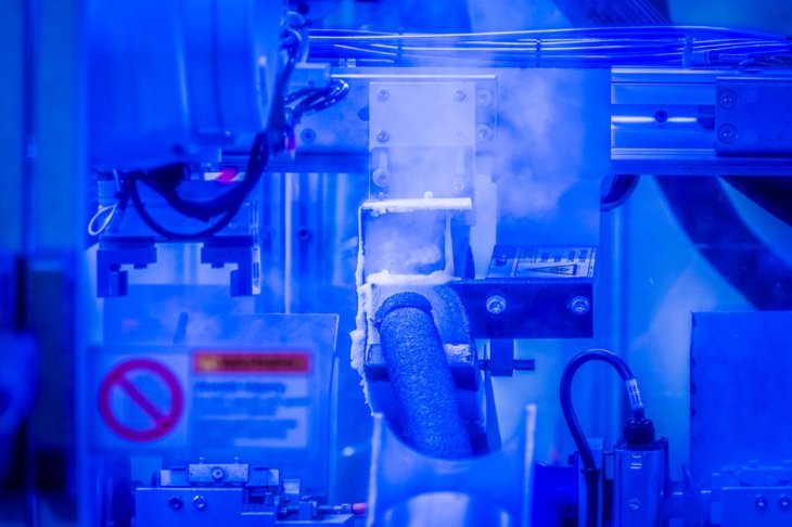 Kết quả hình ảnh cho How Apple's Daisy iPhone recycling robot works