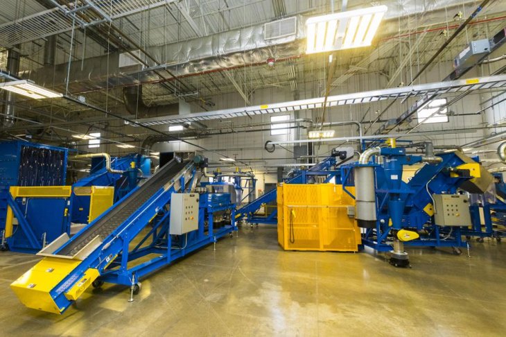 Kết quả hình ảnh cho How Apple's Daisy iPhone recycling robot works