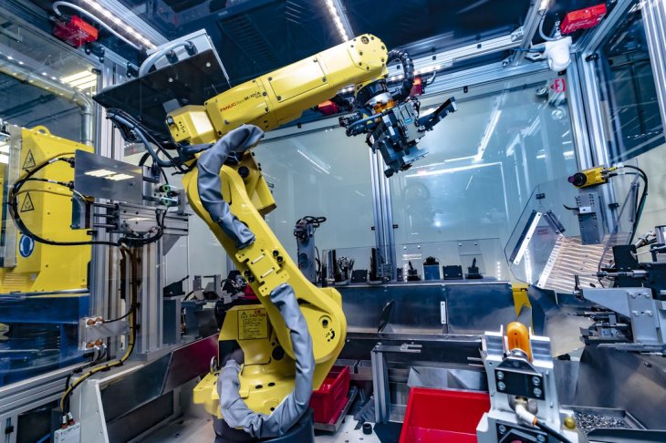 Kết quả hình ảnh cho How Apple's Daisy iPhone recycling robot works