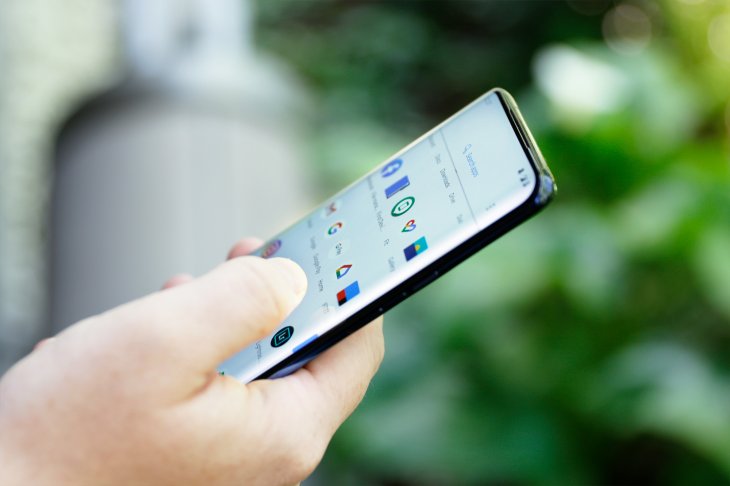 OnePlus-7-Pro-screen-curves-toward-to-body