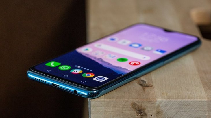 realme-2-pro-on-the-desk