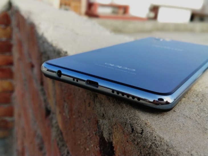 The-bottom-of-Realme-1-3