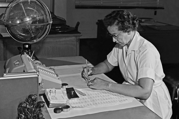 Katherine-Johnson-IBM-computer
