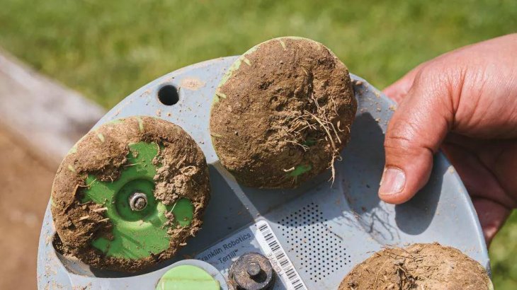 Dried-mud-prevents-the-device-from-working-but-you-can-clean-it-with-just-water-8