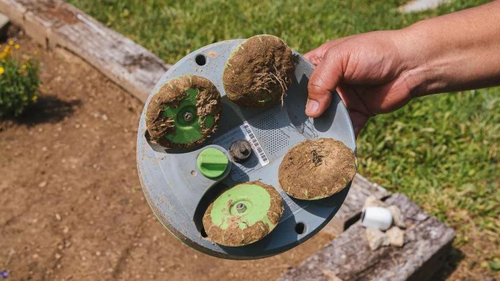 One-problem-with-Tertill-is-mud-stuck-on-its-wheels-7